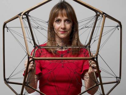 Elisa Hernando posa con una escultura del artista argentino Tomás Saraceno en Madrid.