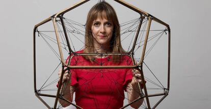 Elisa Hernando posa con una escultura del artista argentino Tomás Saraceno en Madrid.