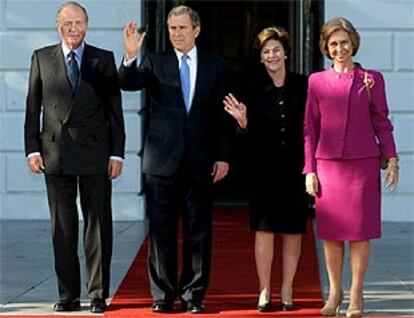 Los Reyes, ayer en Washington con Enrique Iglesias, del BID (izquierda), y César Gaviria, secretario general de la OEA.