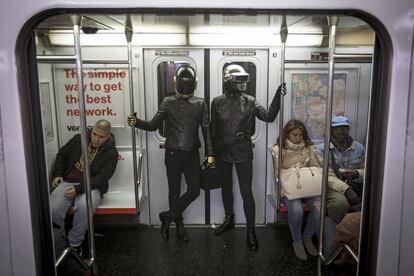 Una pareja disfrazada como el grupo musical Daft Punk en el metro de Nueva York.