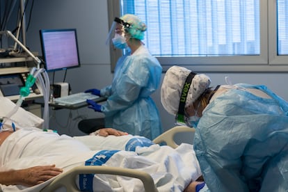 Personal sanitario atendiendo a un paciente ingresado en la UCI para enfermos de coronavirus del Hospital Trueta (Girona)