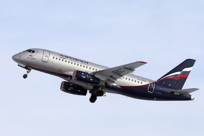 En esta foto tomada el martes 30 de abril de 2019, el avión Sukhoi Superjet-100 de Aeroflot Airlines despega de la ciudad siberiana de Tyumen, Rusia.