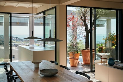 Vista desde la zona social de la vivienda, en la que los espacios interiores se encuentran completamente conectados con el porche exterior que proporcionan los pórticos.