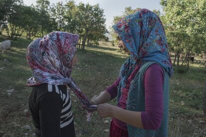 Las dos hermanas menores, Özlem y Songül, cuidan de los animales entre campamentos. Debido al fuerte aumento de las disputas entre los nómadas y las comunidades rurales, los pastores no esperan que su modo de vida dure lo suficiente como para ser transmitido a la siguiente generación.