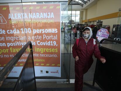 Una estación de Transmilenio en Kennedy, uno de los sectores más golpeados por el coronavirus en Bogotá.