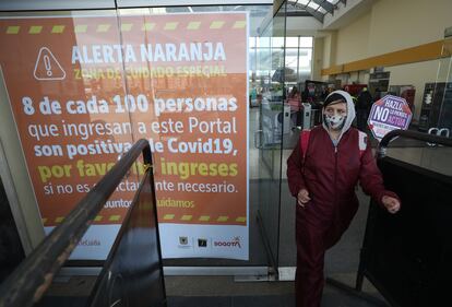 Una estación de Transmilenio en Kennedy, uno de los sectores más golpeados por el coronavirus en Bogotá.