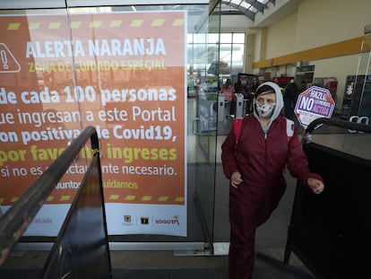 Una estación de Transmilenio en Kennedy, uno de los sectores más golpeados por el coronavirus en Bogotá.