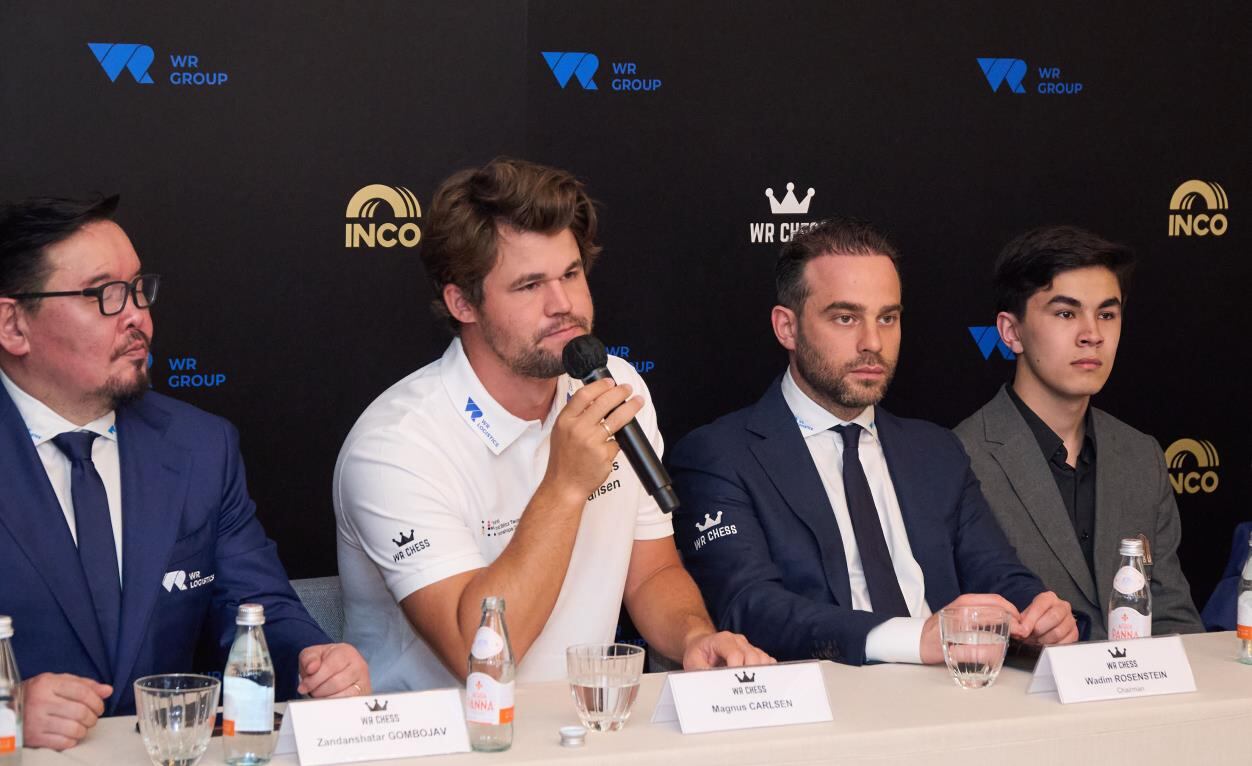 Wadim Rosenstein, 2º por la derecha, durante ujna reciente conferencia de prensa en Hong Kong junto a Magnus Carlsen (con micrófono) y Yavojir Sindárov
