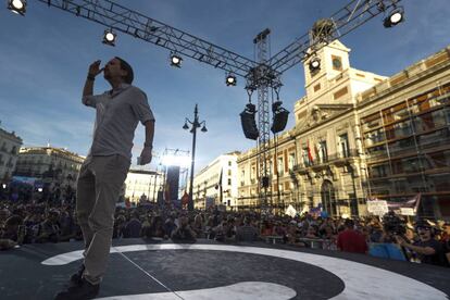 Pablo Iglesias en la Puerta del Sol de Madrid, en la concentraci&oacute;n convocada en favor de la moci&oacute;n de censura.