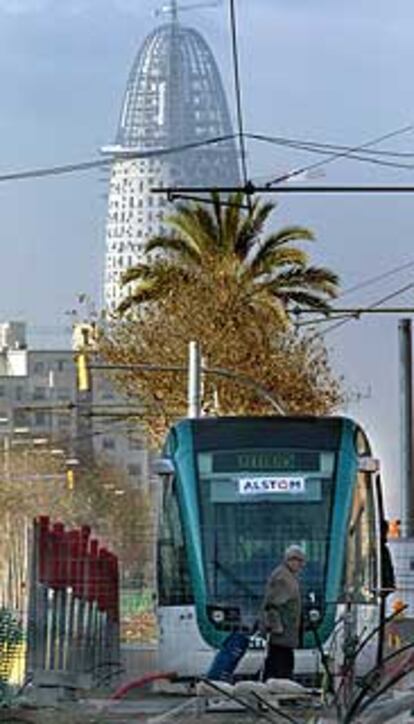 El tranvía en Diagonal Mar con la torre Agbar, de Jean Nouvel, al fondo.