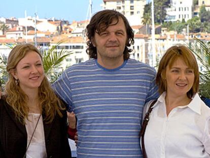 Emir Kusturica (en el centro), entre las actrices de su película <i>La vida es un milagro</i> Natasa Solak y Vesna Trivalic.