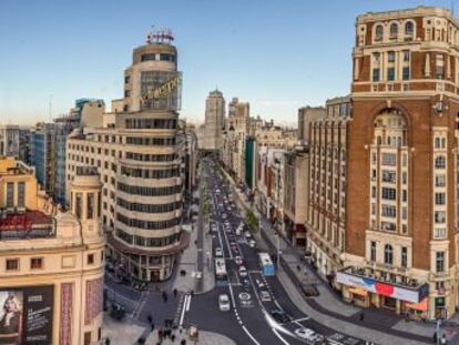 El Ayuntamiento de Madrid colocará 30 bancos, aparcabicis y tres fuentes en las aceras