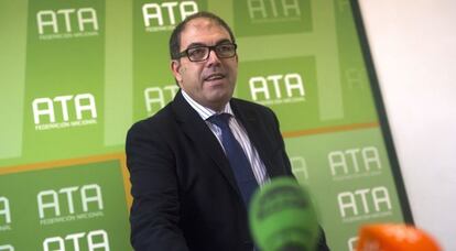 El presidente de la Federación Nacional de Asociaciones de Trabajadores Autónomos (ATA), Lorenzo Amor, a su llegada a la rueda de prensa ofrecida en Córdoba.