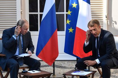 El presidente francés, Emmanuel Macron, se reúne con el presidente de Rusia, Vladimir Putin, en su retiro de verano de la fortaleza Bregancon en la costa mediterránea, cerca del pueblo de Bormes-les-Mimosas, en el sur de Francia, para conversar días antes de la Cumbre del G7. 