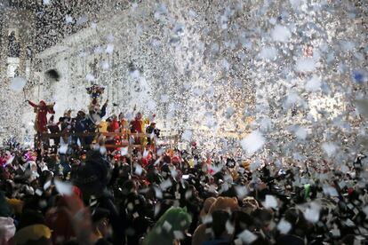 Una multitud disfressada participa a la desfilada de carnestoltes al centre històric de Lucerna (Suïssa).