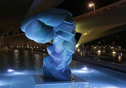 Con una iluminación especial, la figura 'Tommy', realizada en fibra de vidrio, de más de tres metros y medio y mil toneladas de peso en uno de los lagos de la Ciudad de las Artes y las Ciencias. 