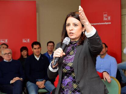 La vicesecretaria general del PSOE, Adriana Lastra, durante su intervenci&oacute;n en un acto sobre pensiones en Palencia. 