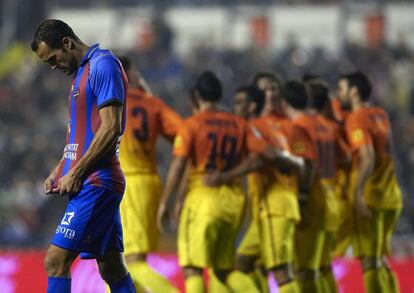 Los jugadores del Bar&ccedil;a celebran uno de los goles ante la desolaci&oacute;n de Juanfran