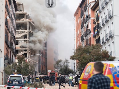 El edificio de calle Toledo 98, poco después de la explosión, sobre las tres de la tarde del miércoles.
 

Foto: Inma Flores