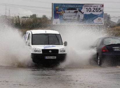 Las precipitaciones de las últimas horas en la Comunidad Valenciana han acumulado hasta 100 litros por metro cuadrado en localidades como Villanueva de Castellón (Valencia). En el resto de la provincia varias carreteras han tenido que ser cortadas al tráfico.