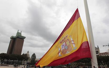 Izada de la bandera de España en la Plaza de Colón.