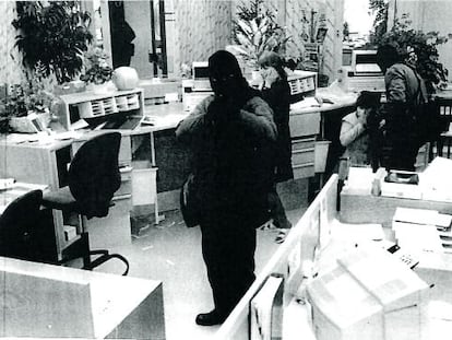 Secuencia de las cámaras de seguridad de un banco sueco instantes antes de ser ametralladas por uno de los miembros de la banda que lideraron los hermanos Thunberg.