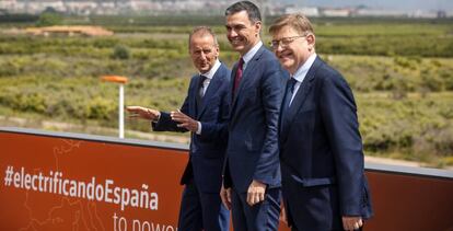 De izquierda a derecha: el CEO del grupo Volkswagen, Herbert Diess; el presidente del Gobierno, Pedro Sánchez, y el presidente de la Generalitat Valenciana, Ximo Puig.