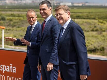 De izquierda a derecha: el CEO del grupo Volkswagen, Herbert Diess; el presidente del Gobierno, Pedro Sánchez, y el presidente de la Generalitat Valenciana, Ximo Puig.
