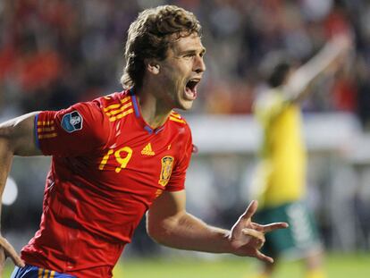 Llorente celebra uno de sus dos goles a Lituania, el viernes en Salamanca.