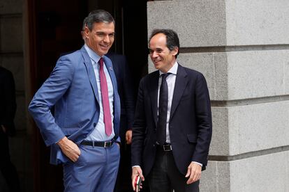 El presidente del Gobierno, Pedro Sánchez, y el secretario de Estado de Comunicación, Francesc Vallès, durante la segunda jornada del debate sobre el estado de la nación, este miércoles en el Congreso. 
