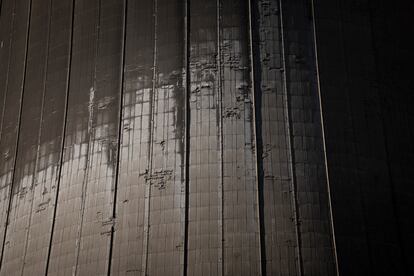 Detalle del mal estado de las estructuras en el exterior de la torre de refrigeración.