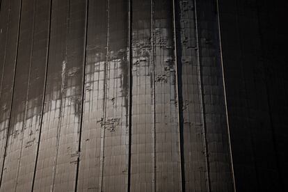 Detalle del mal estado de las estructuras en el exterior de la torre de refrigeración. 