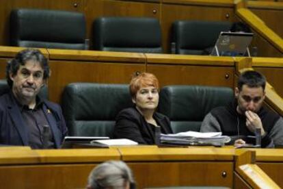 Los parlamentarios de EH Bildu Pello Urizar, Rebeka Ubera e Iker Casanova.
