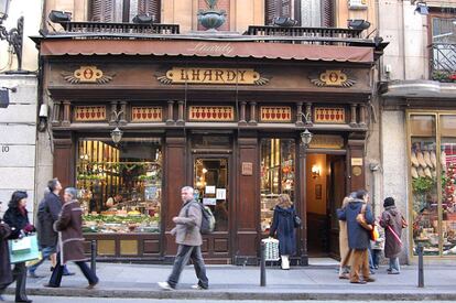 Si las paredes de este céntrico restaurante madrileño pudiesen hablar contarían la historia de casi dos siglos de este país.Lhardy, situado cerca del Congreso de los diputados, ha tenido todo tipo de comensales. Y como no a espías y nazis, que vivieron en la capital española, después de la Segunda Guerra Mundial.