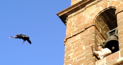 Un vecino de Cazalilla (Ja&eacute;n), lanza una pava desde el campanario en 2004