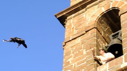 Un vecino de Cazalilla (Jaén), lanza una pava desde el campanario en 2004