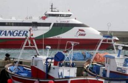 Barcos que operan en la ruta marítima del Estrecho de Gibraltar entre los puertos de Ceuta y Algeciras (Cádiz). EFE/Archivo