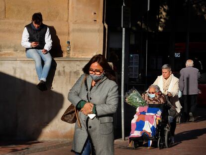 Varias personas circulan con mascarilla este miércoles por Terrassa.