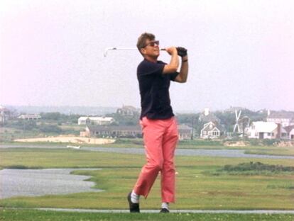 John Fitzgerald Kennedy, que estudió en Harvard, con un osado pantalón rosa.