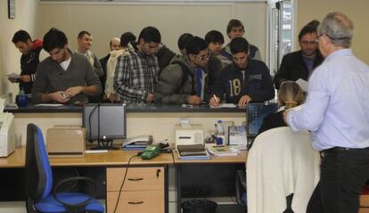 Colas en las oficinas del Real Oviedo para suscribir acciones del club.