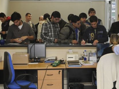 Colas en las oficinas del Real Oviedo para suscribir acciones del club.