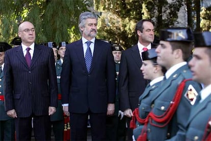 Los presidentes del Congreso, Manuel Marín, y del Senado, Javier Rojo, junto al ministro de Defensa, José Bono, han presidido el acto solemne de izado de la bandera nacional. También han estado presentes el jefe del Estado Mayor de la Defensa (JEMAD), general Félix Sanz Roldán, y el director general de la Guardia Civil, Carlos Gómez Arruche.