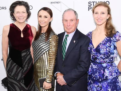 Diana Taylor y Michael Bloomberg, con las dos hijas del empresario, Georgina (a su izquierda) y Emma, el pasado abril en Nueva York.