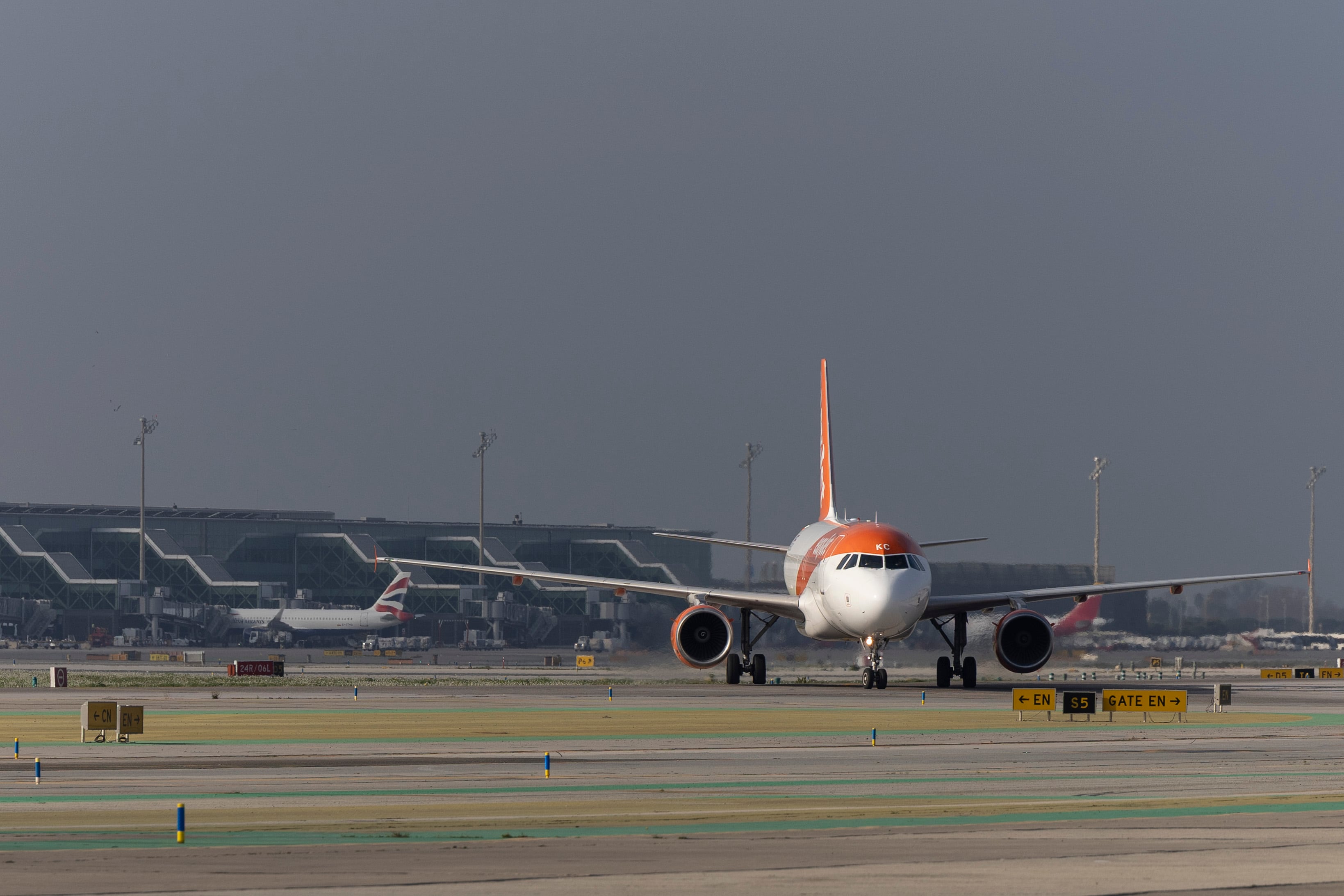 Un avión de Easy Jet aterriza en el Aeropuerto El Prat.