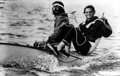 El equipo español de la clase 'flying Dutchman' , con Alejandro Abascal, izquierda, y Miguel Noguer, sonríe al finalizar la sexta regata en los Juegos de Moscú 1980, donde conquistaron el primer oro español para este deporte.