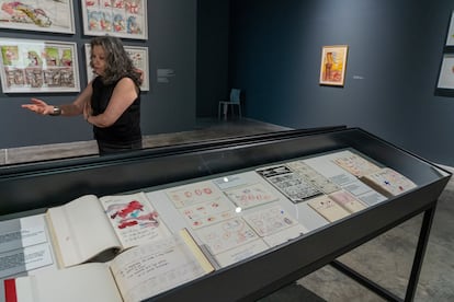 Magali Lara junto a algunos de sus bocetos y libretas de artista.