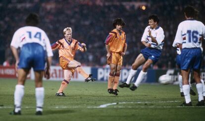 Ronald Koeman lanza la falta que le dio al Barcelona la primera Copa de Europa, en 1992. El conjunto azulgrana venció en el partido decisivo a la Sampdoria (0-1) en el mítico estadio inglés de Wembley.