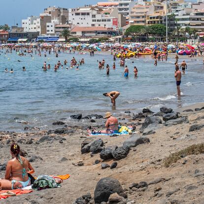 04/08/2024 Una de las zonas más turísticas de Tenerife, la playa de Los Cristianos.