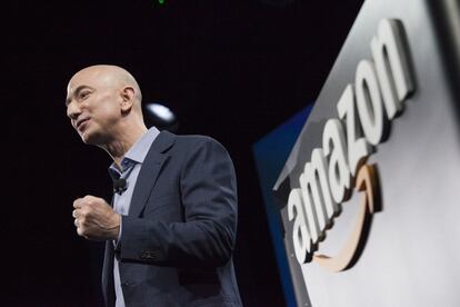 Jeff Bezos cogió el coche con su exmujer, MacKenzie, desde Nueva York a Seattle para fundar Amazon, una tienda online de libros, en el garaje de la casa que alquilaron. Cinco años después ya eran una amenaza para las grandes librerías norteamericanas.