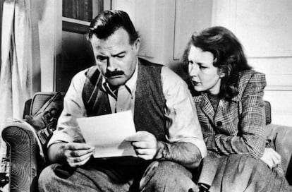 El escritor Ernest Hemingway y la periodista Martha Gellhorn, en 1942, dos a&ntilde;os despu&eacute;s de su boda.